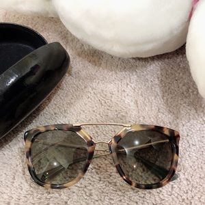 Prada sunglasses authorized